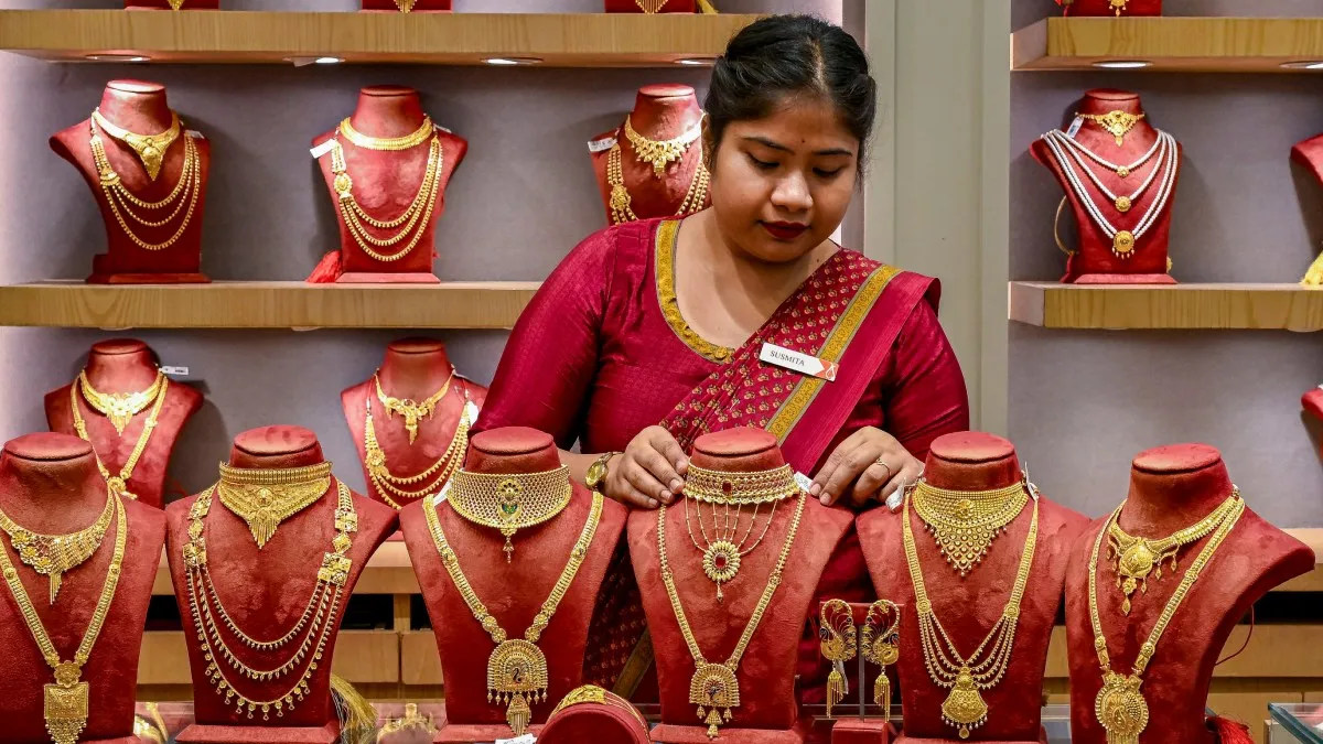 Gold Rate Today: ரூ.3,040 சரிவு.. ஒரேயடியாக சரியும் தங்கம் விலை.. இதை நிஜமா யாருமே எதிர்பார்க்கல