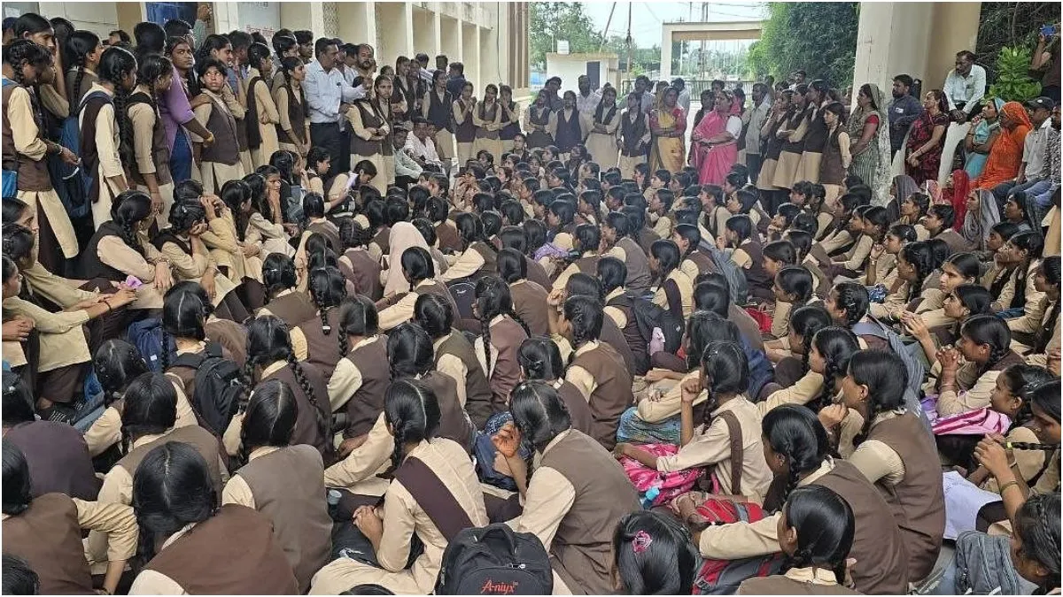 நாங்க வேற ரகம்.. அரசு அதிகாரிகளை மிரட்டி விட்ட Gen-Alpha மாணவர்கள்! ஃபயர் மோடில் இளைஞர்கள்!