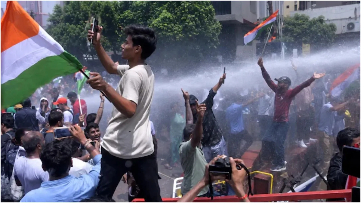பாஜக முதல்வரை சுத்து போட்ட GenZ இளைஞர்கள்! பீகாரில் ஆட்சிக்கு ஆபத்து.. தெருவுக்கு வந்த மாணவர்கள்!