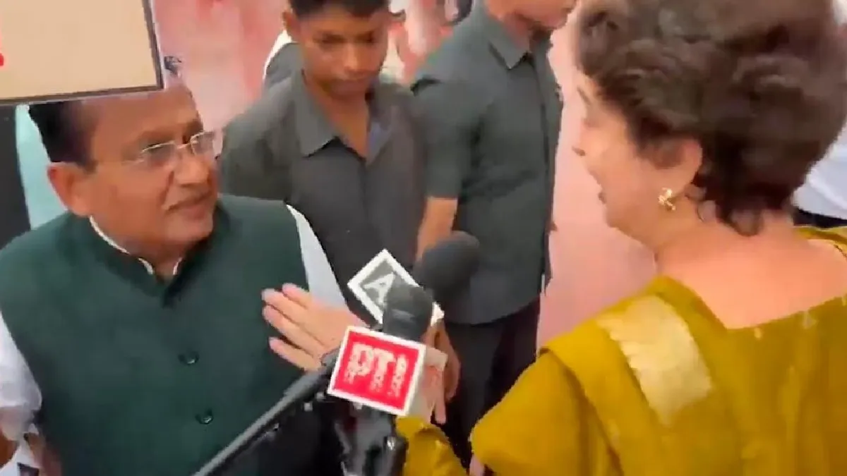 ராகுல் காந்திக்கு எதிராக கோஷமிட்ட பாஜக எம்பி.. பக்கத்தில் போய் பிரியங்கா காந்தி செய்த செயல்!
