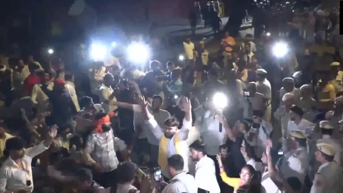 சாதி வேண்டாம்.. பொருளாதார இட ஒதுக்கீடு வேண்டும்! கரப்பான் பூச்சி கட்சிக்கு போட்டியாக நடந்த போராட்டம்