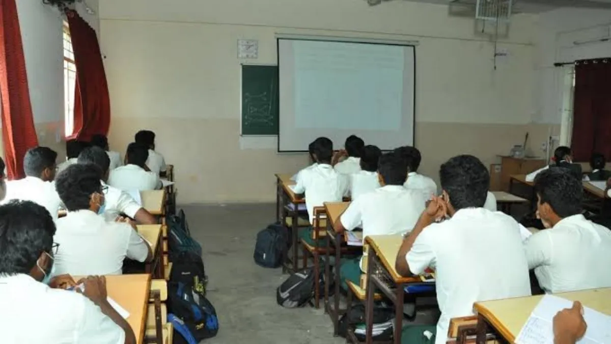"சார் ஆன்சர் தப்பு" சுட்டிக் காட்டிய மாணவனை கணக்கு ஆசிரியர் அறைந்ததால் காது ஜவ்வு கிழிந்தது!