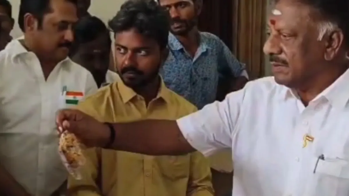 “மிக்சர்” கொடுத்த ஓபிஎஸ்.. தேசியக்கொடி ஏற்றிவிட்டு தொண்டர்களுக்கு விநியோகம்!
