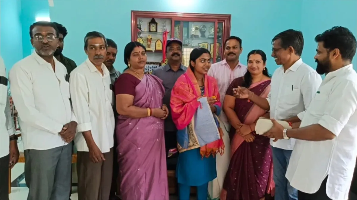 600-க்கு 598 பெற்ற அதுல்யா! கைகொடுத்த 7.5%! மருத்துவராகும் கார் மெக்கானிக் மகள்!
