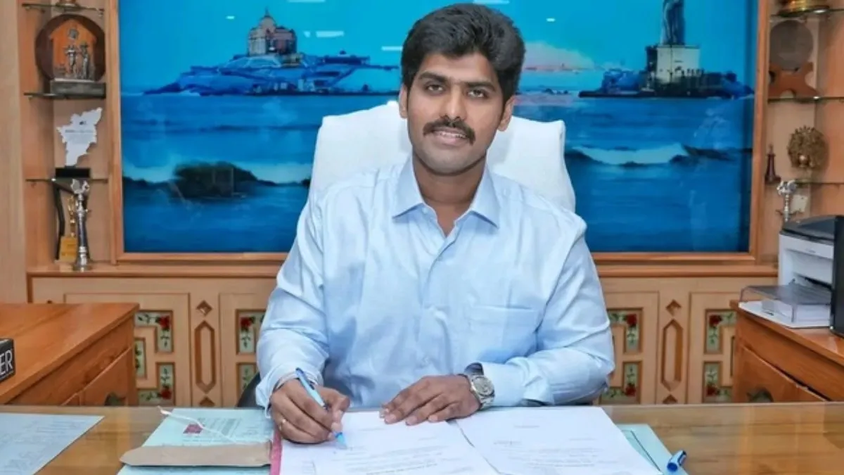 கையில் எவ்வளவு பணம் இருக்கு? எழுதிட்டு போங்க! அரசு ஊழியர்களுக்கு கடிவாளம்! கலக்கும் குமரி கலெக்டர்!