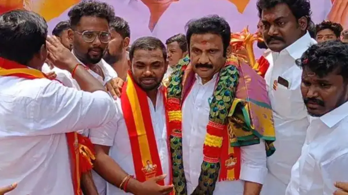 தவெக எம்.எல்.ஏவுக்கு மயில் இறகு மாலை.. இணைப்பு விழாவில் வெடித்த சர்ச்சை!