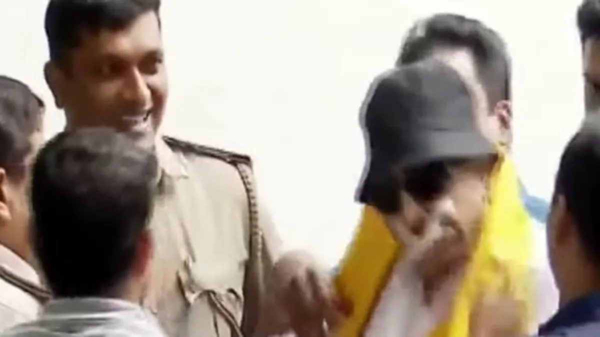 முடங்கிய வாட்டாள் நாகராஜ்.. வாயில் என்ன டேப்? வீடு புகுந்து தூக்கிய பெங்களூர் போலீஸ்.. கர்நாடகா பந்த் பரபரப்பு