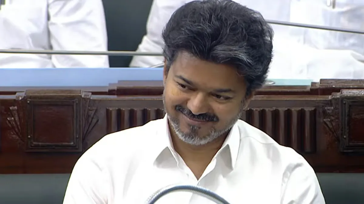 Vijay Smile: பெஞ்ச் மேல ஏறி நிற்கலாம்! எ.வ.வேலு சொன்னதுமே லேசாக குலுங்கி சிரித்த விஜய்!