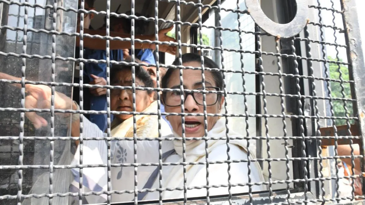 டெல்லியில் மம்தா பானர்ஜி கைது.. சிறை வாகனத்தில் முக்கிய திரிணாமுல் தலைவர்கள்!