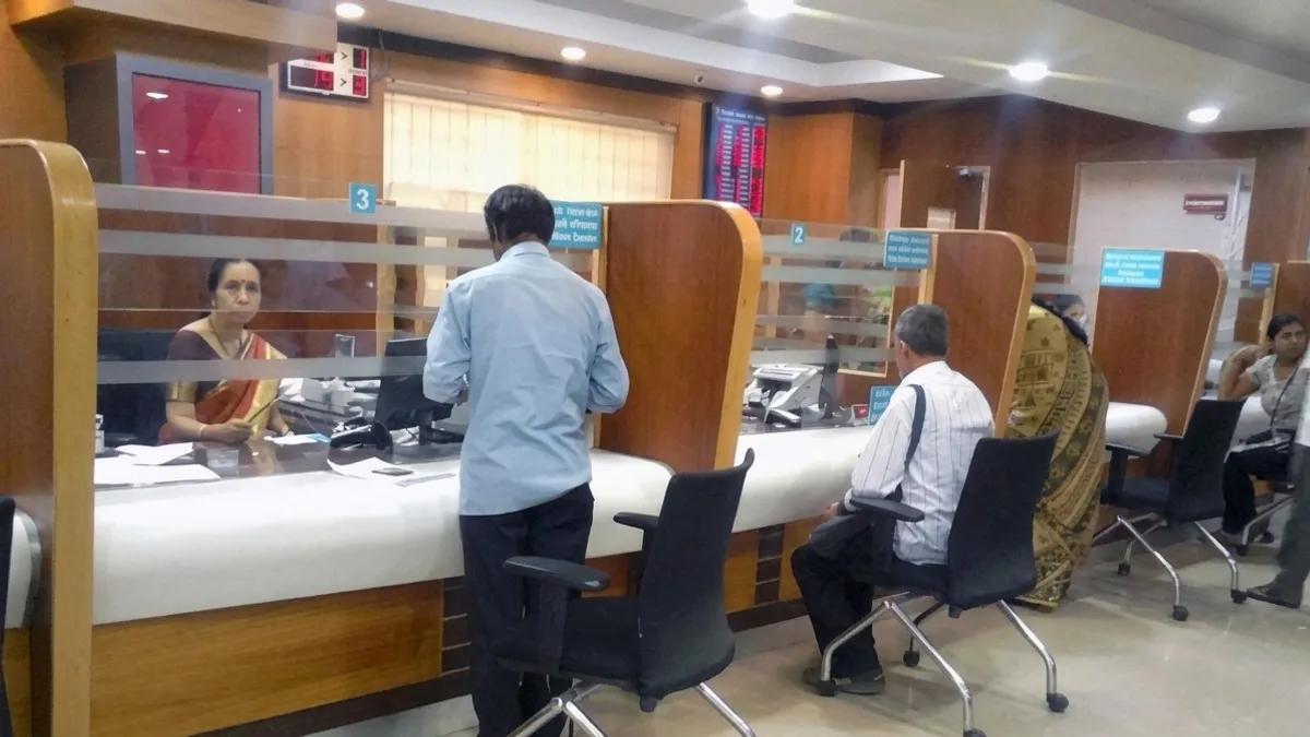 ஓவர்நைட்டில் ரூ.35 கோடி போச்சு.. கையெழுத்தும் போடல.. மெசேஜ் கூட வரல.. கதறும் வங்கி வாடிக்கையாளர்கள்