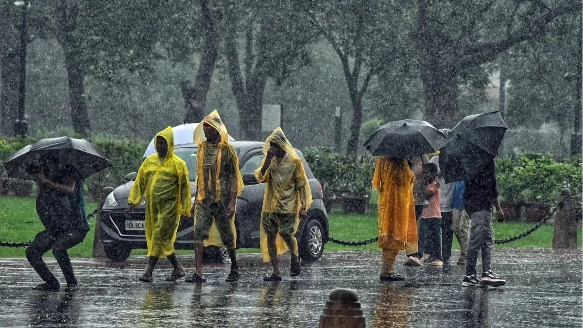 நீலகிரி டூ நாகை.. கிழக்கு மேற்காக தமிழகத்தில் பெய்யும் மழை! முக்கிய எச்சரிக்கை கொடுத்த வானிலை மையம்