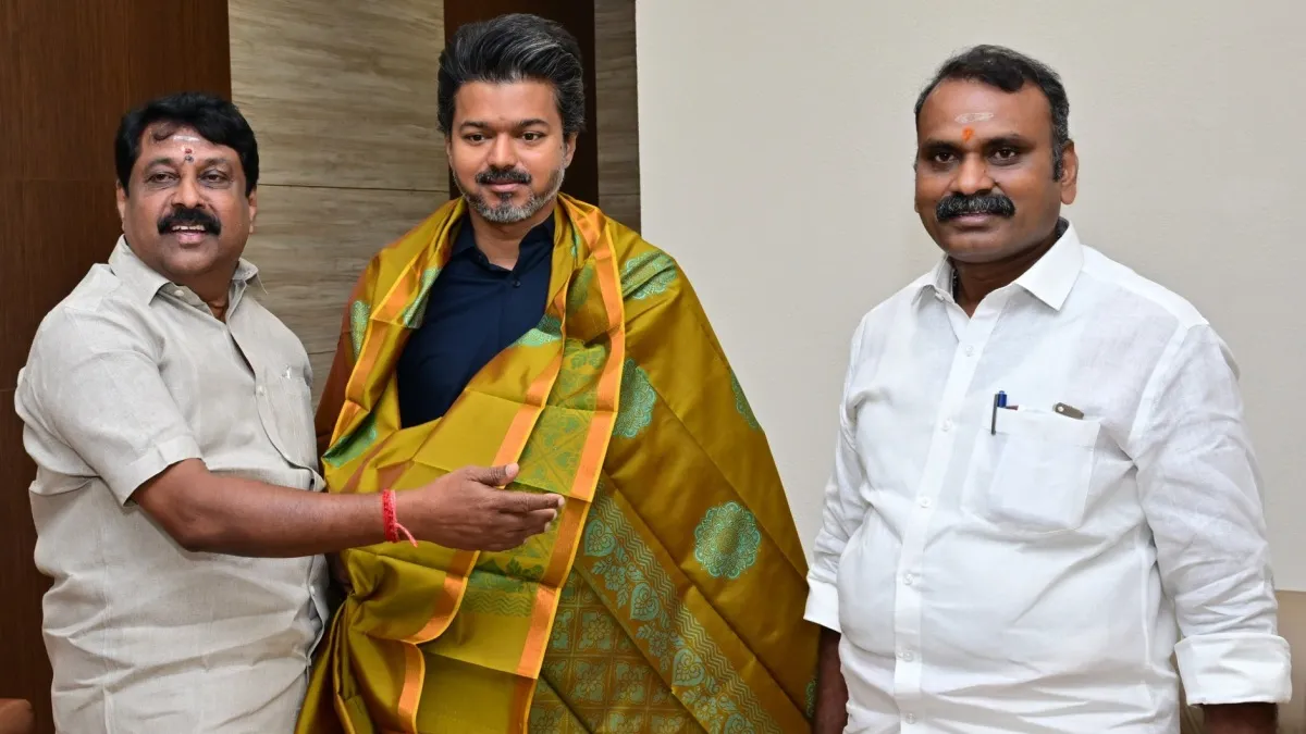 முதல்வர் விஜய்க்குப் பொன்னாடைக்கு பதிலாகப் புடவையை போர்த்தினாரா நயினார்? கொந்தளிக்கும் நெட்டிசன்கள்
