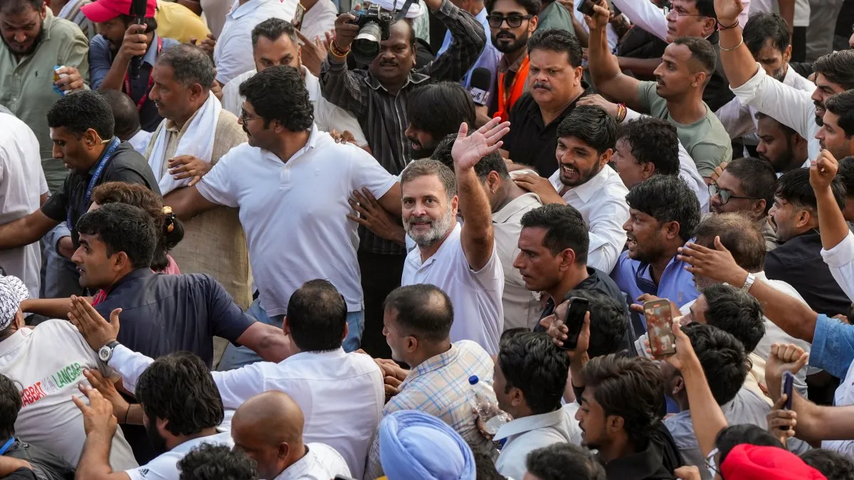 பிரமாண்ட பேரணியாக சென்று.. தலைமை தேர்தல் ஆணையருக்கு எதிராக உச்சநீதிமன்றத்தில் ராகுல் காந்தி ரிட் மனு
