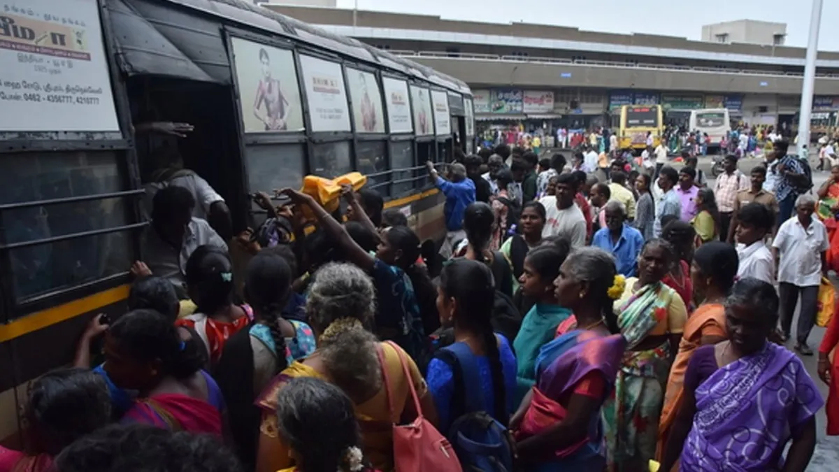 தவெக சொதப்பல்.. பேருந்துக்காக முண்டியடிக்கும் மக்கள்.. தொடர் விடுமுறையில் பரிதாபம்
