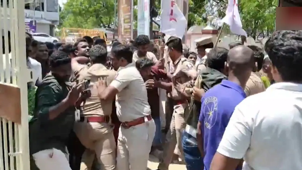 மயானம் அமைக்க எதிர்ப்பு.. தேனியில் கலெக்டர் அலுவலகம் முற்றுகை! தள்ளுமுள்ளு.. பொதுமக்கள் காயம்