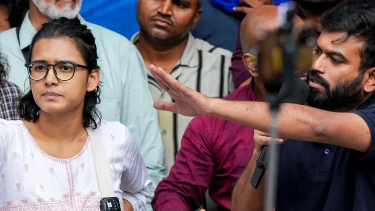 தேசியக் கொடி ஏந்தி போராட்டம்.. அபிஜித் மீது FIR! 5 மணி நேரத்திற்கு பிறகு விடுவிக்கப்பட்ட நேஹா போரா!