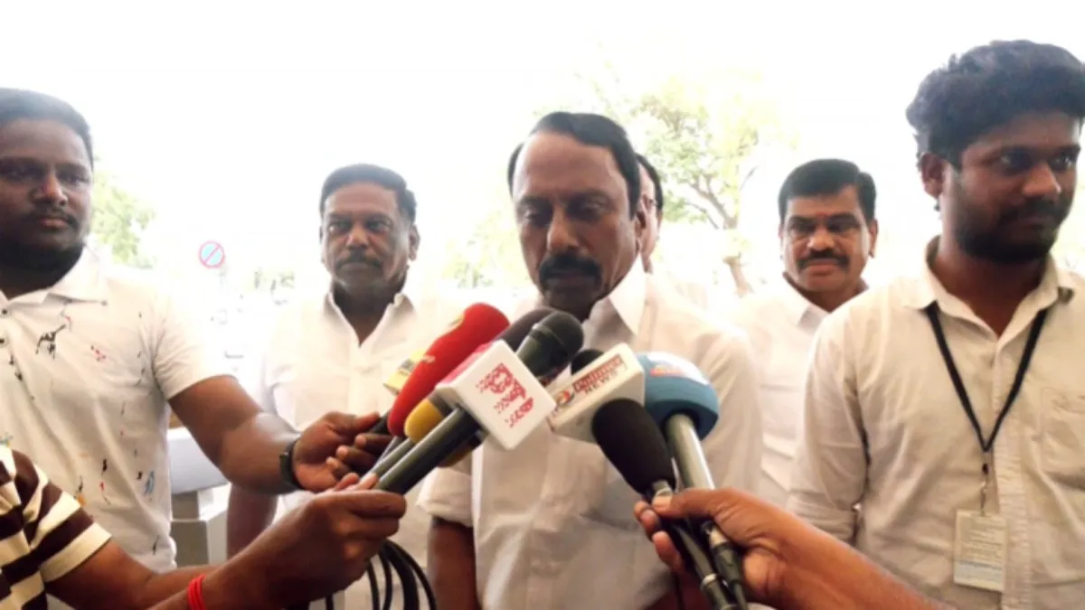 நல்ல மகராசன் எடப்பாடி பழனிசாமி! சென்னை செல்லும் வழியில் செங்கோட்டையன் திடீர் பாராட்டு