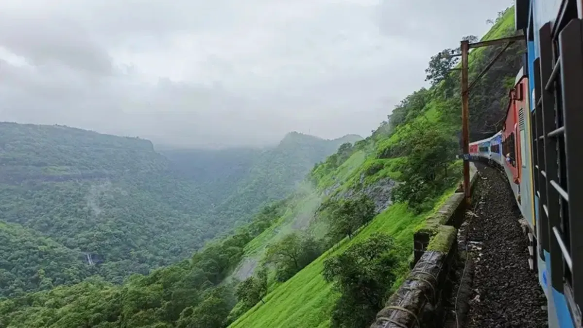 மலைப்பாதைகளில் ரயில்கள் பின்னோக்கிச் செல்லாமல் எப்படி மேலே ஏறுகின்றன?