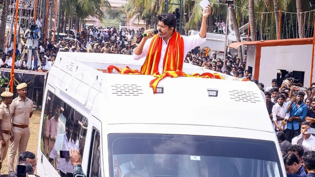 விஜய் வரும் நேரத்தில் பறந்து விழுந்த டிரோன்.. கோவை விமான நிலையத்தில் உச்ககட்ட பரபரப்பு