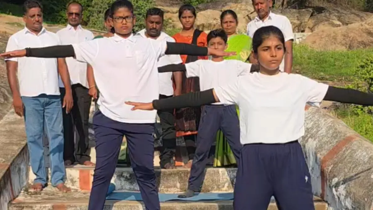 Yogasanam: பழனி ஐவர் மலையில் 275 படிக்கட்டுகளில் யோகாசனம்! 3 மாணவர்கள் சாதனை!