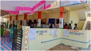 మైనింగ్ అడ్డా బళ్లారిలో ఓటింగ్ బహిష్కరించిన ప్రజలు, మా భూములపై మీ పెత్తనం ఏమిటి ! 