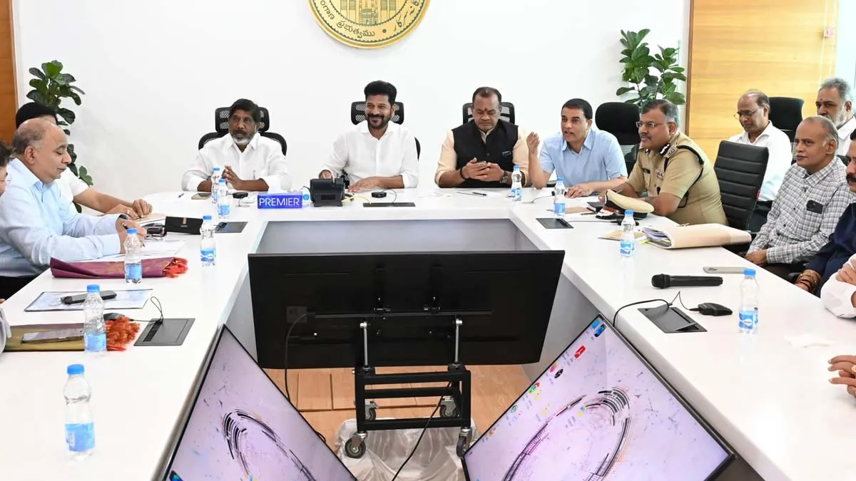 రేవంత్ తో చర్చల్లో అసలు విషయంపై నోరెత్తని టాలీవుడ్ ?