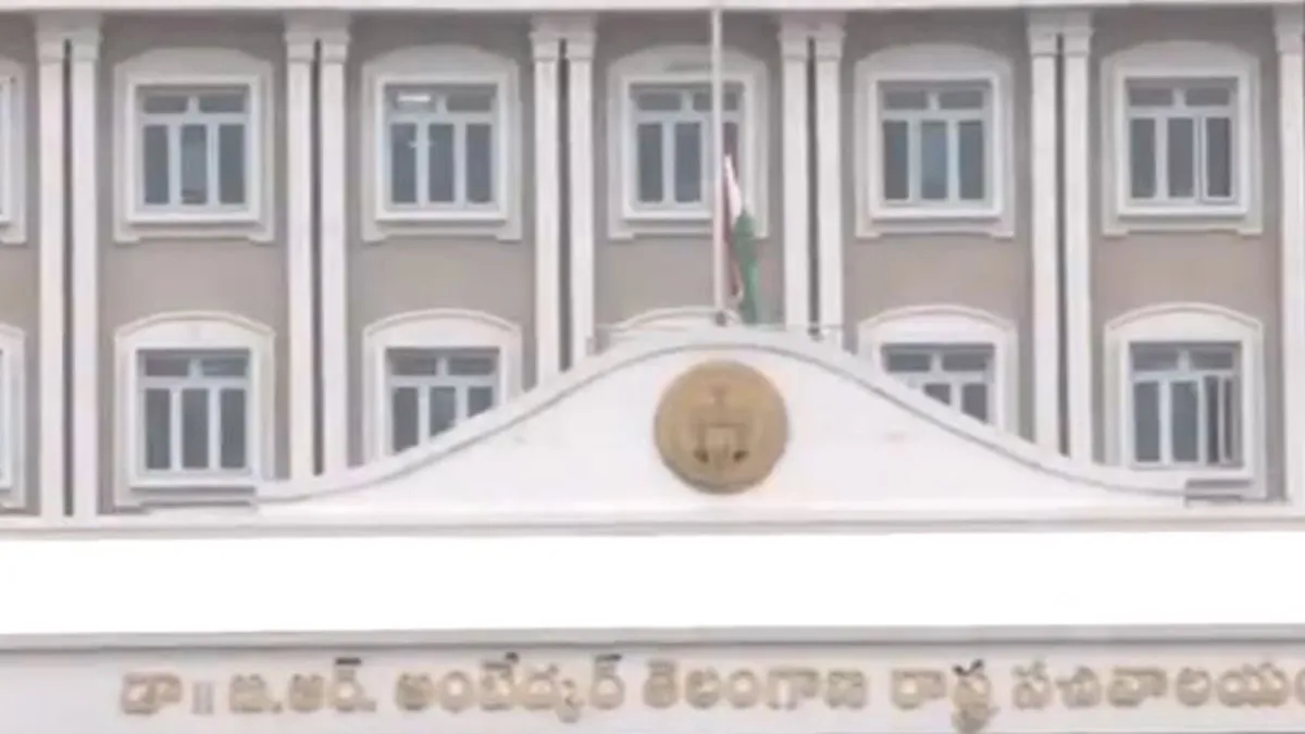 తెలంగాణ సచివాలయంపై జాతీయ పతాకం అవనతం: అధికారిక వేడుకలు రద్దు