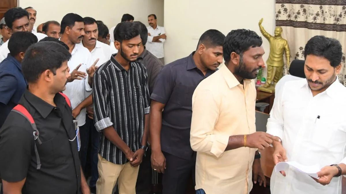 ఇంకా జగనేనా సీఎం? సొంత గడ్డపై జనం షాకులు..!