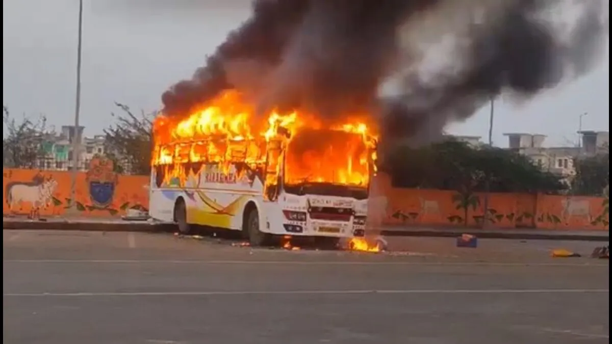 యూపీలో తెలంగాణ బస్సు దగ్ధం.. ఒకరు సజీవ దహనం