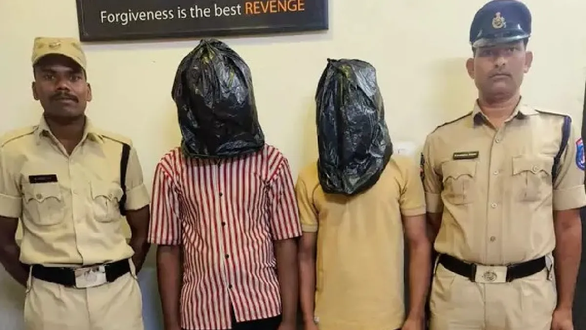 విద్యార్థినుల బాత్‌రూంలో కెమెరాలు: ఇద్దరి అరెస్ట్