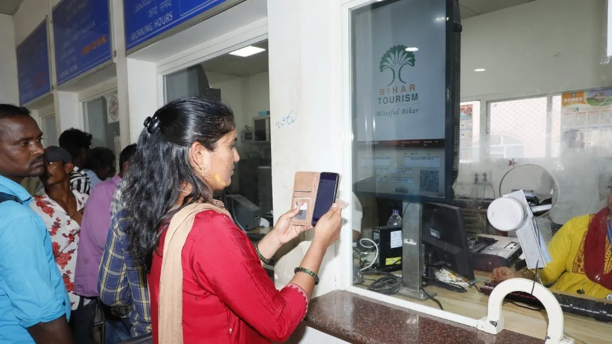 Indian Railways: రైల్వే ప్రయాణికులకు గుడ్ న్యూస్.. స్టేషన్లలో క్యూఆర్ కోడ్ తో ఇక చెల్లింపులు