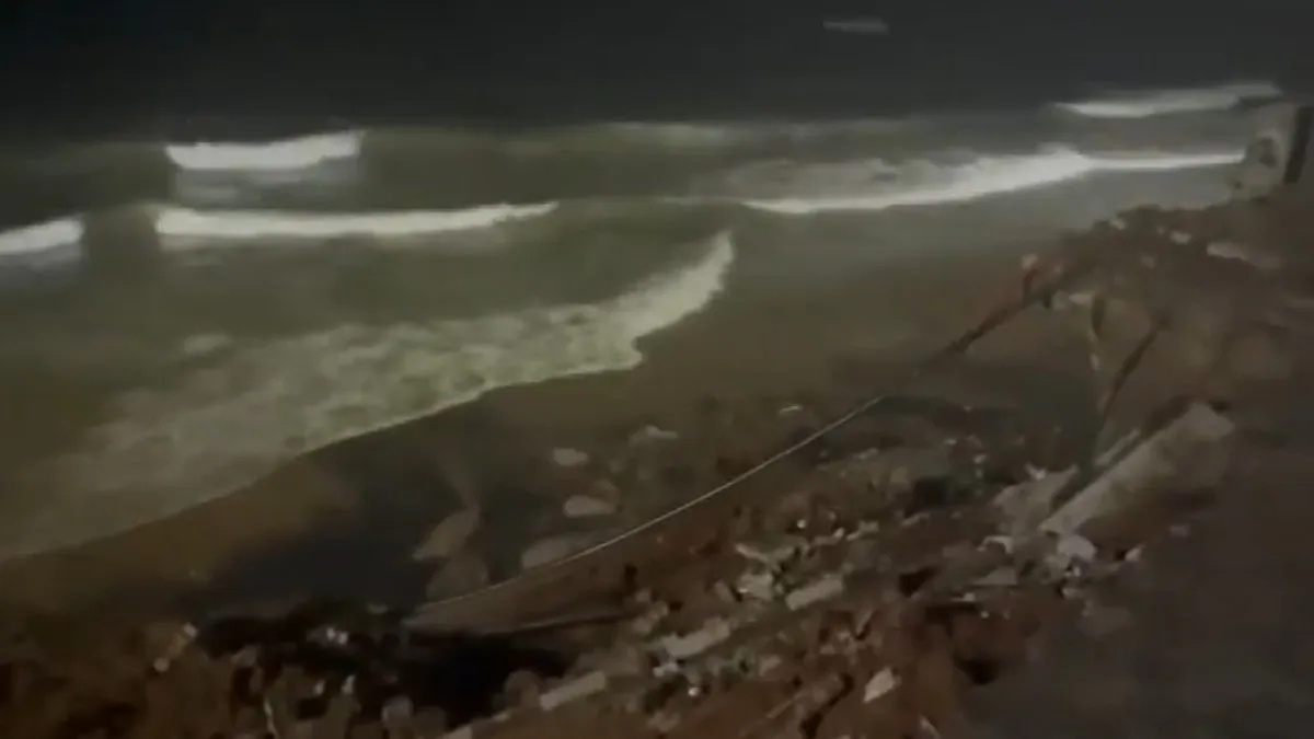 బంగాళాఖాతం భీకరం: విశాఖలో అర్ధరాత్రి కుప్పకూలిన `రిటైనింగ్ వాల్`