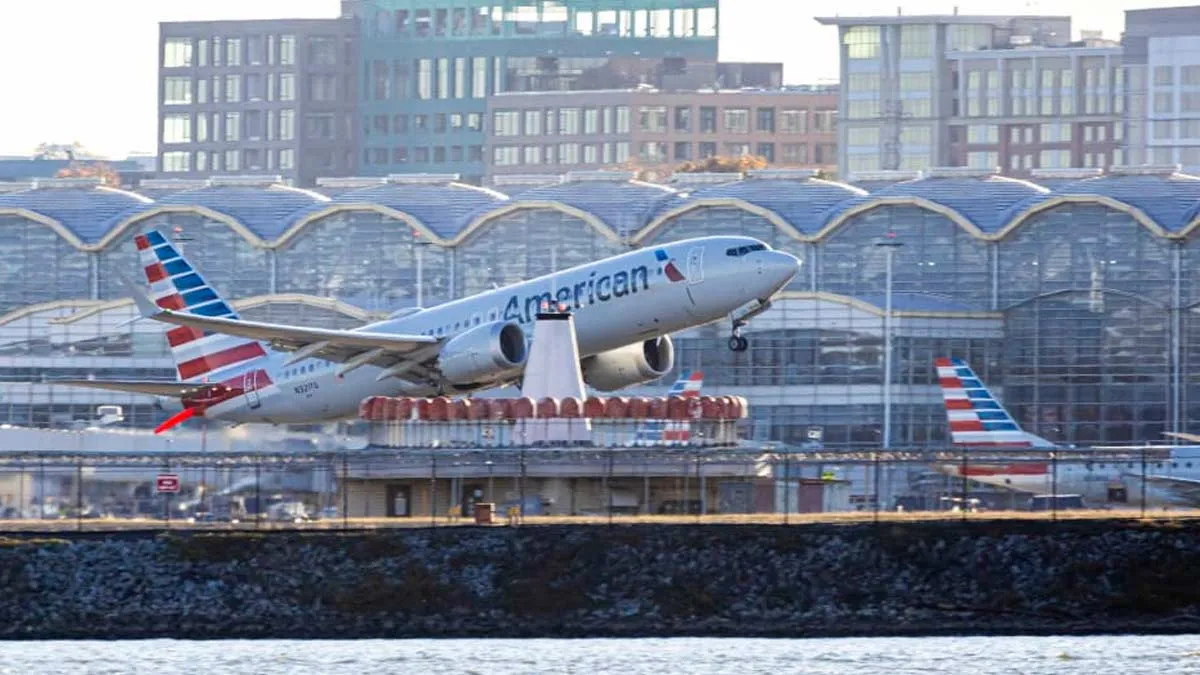 Plane Crash: ఘోర ప్రమాదం.. గాలిలోనే విమానం, హెలికాప్టర్ ఢీ