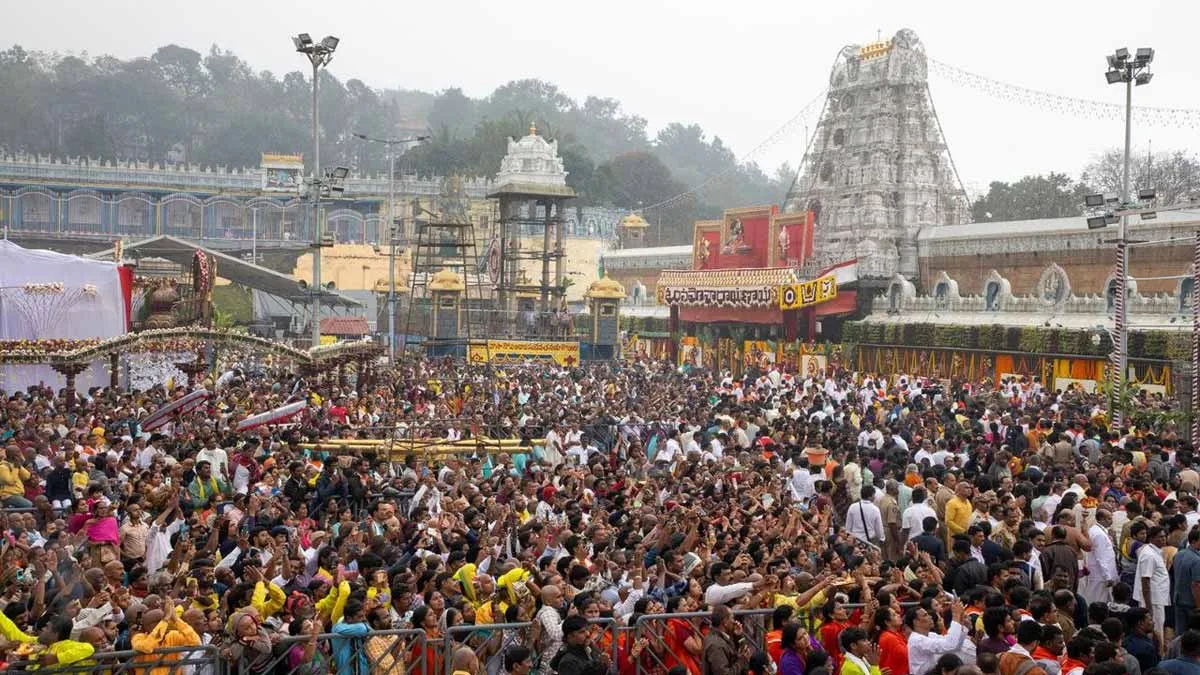 కలియుగ వైకుంఠం..కొండ నిండా జనం