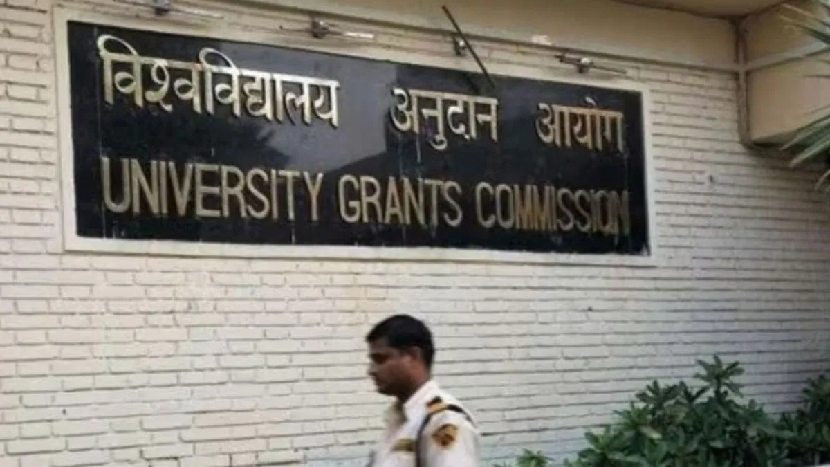 ఆ యూనివర్సిటీలకు యూజీసీ షాక్.. పీహెచ్.డీలపై నిషేధం!