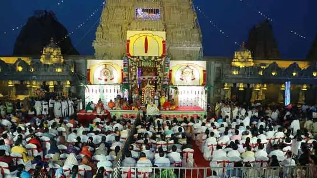 వైకుంఠ ఏకాదశి... భక్తులతో పోటెత్తిన యాదగిరి, స్వర్ణగిరి ఆలయాలు!