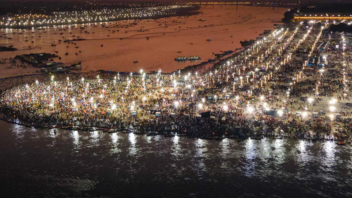 అరుదైన ఘట్టం- ఇసుక వేస్తే రాలనంత జనం