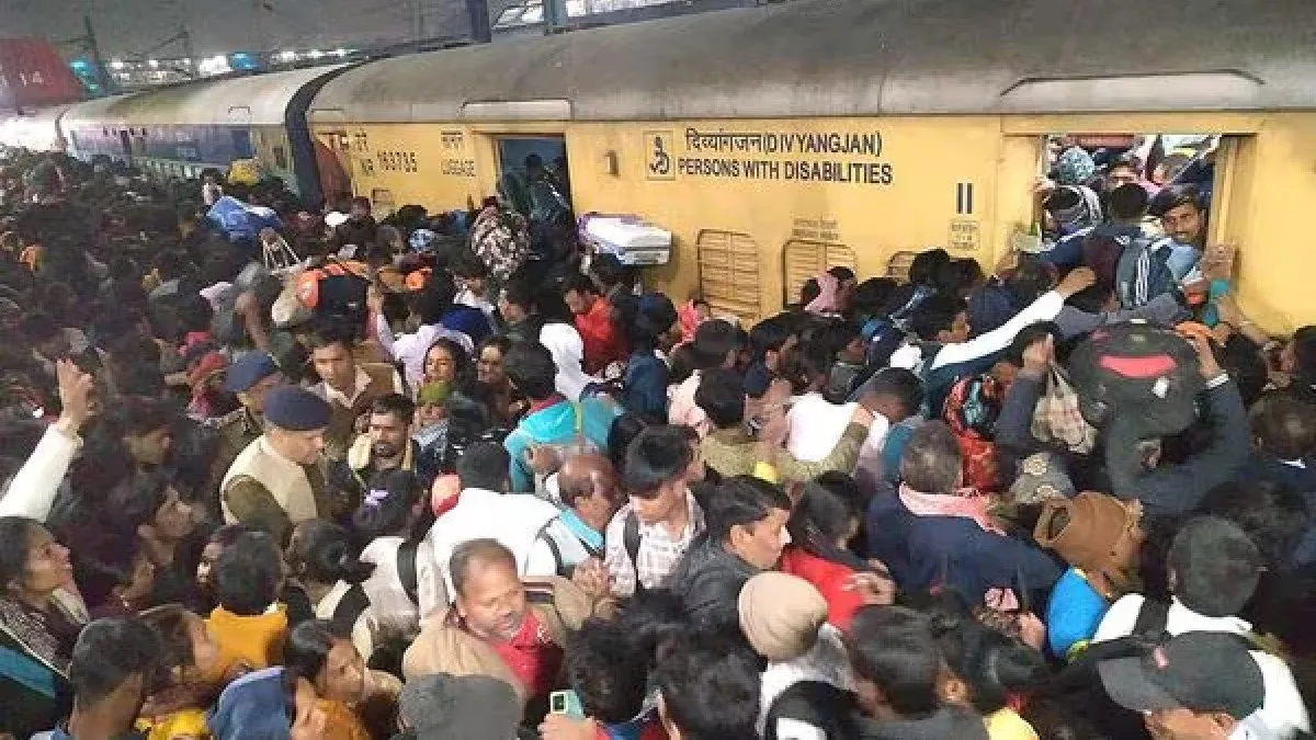 కుంభ మేళా రైలు ఎక్కడం కోసం తొక్కిసలాట: కాళ్ల కింద నలిగి 18 మంది దుర్మరణం