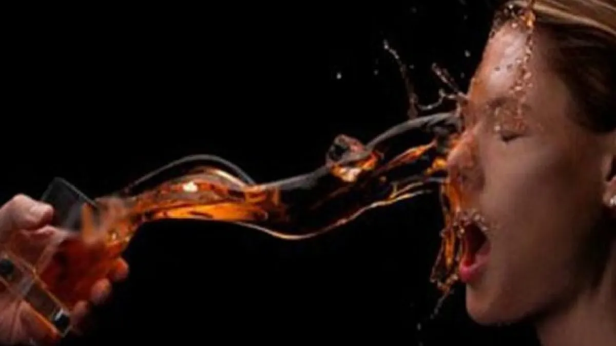 వాలంటైన్స్ డే నాడు దారుణం.. యువతిపై యాసిడ్ తో దాడి