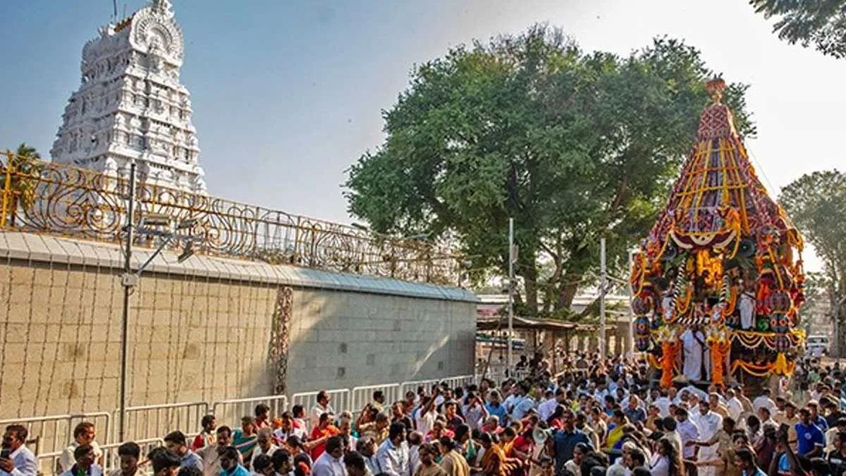 గోవిందుడి నామస్మరణతో పులకించిన తిరుపతి