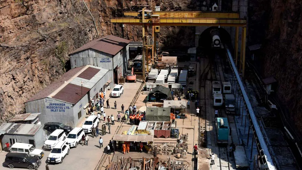 SLBC టన్నెల్ ప్రమాదం: ఓట్ల కోసం రేవంత్ టైముంది.. వాళ్ళ కోసం లేదా?