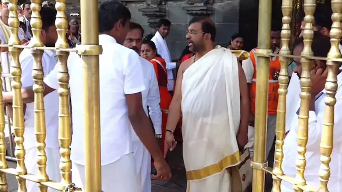 టీటీడీ ఉద్యోగుల ఆందోళన- ఆయన్ను తొలిగించాలి..!!