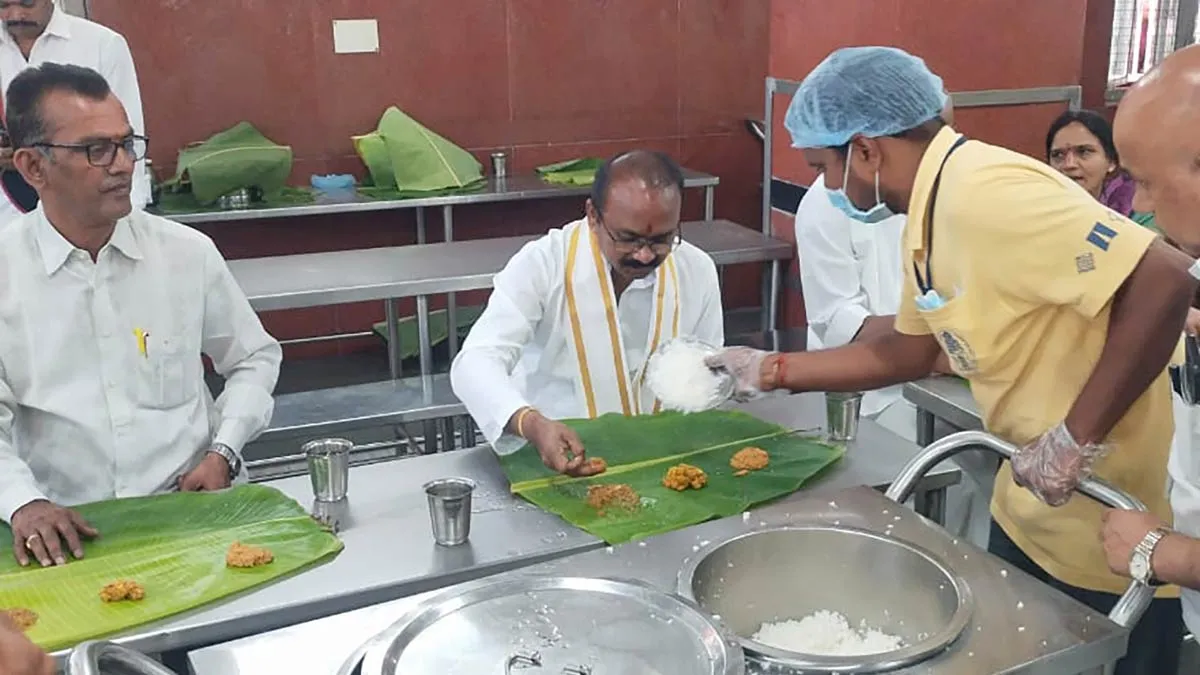 తిరుమల అన్న ప్రసాద భవనంలో టీటీడీ ఈఓ ఆకస్మిక తనిఖీలో..