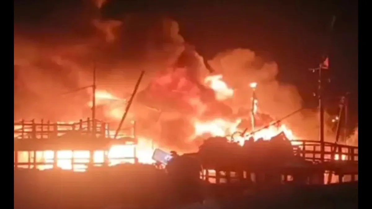 ఫిషింగ్ హార్బర్‌లో భారీ అగ్ని ప్రమాదం.. 12 బోట్లు దగ్ధం