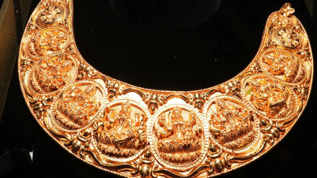 వెంకన్నకు అమూల్యమైన పసిడి చంద్రవంక కంఠి: తెలంగాణ ఎంపీ భారీ విరాళం