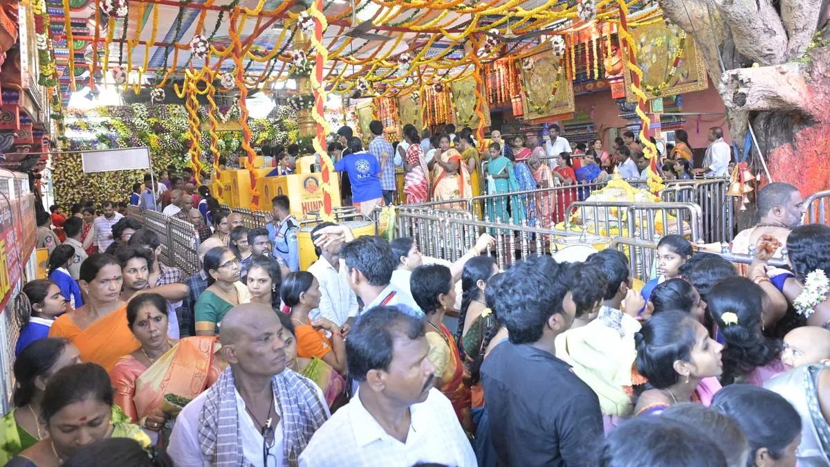 ఇంద్రకీలాద్రి లో భారీ రద్దీ, దర్శనంపై భక్తులకు కీలక సూచనలు..!!