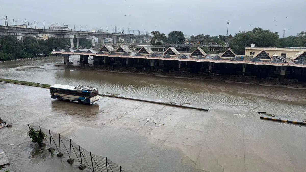 MGBS వరద నుంచి బయట పడేది అప్పుడే, బిగ్ అలర్ట్ - తరలింపు..!!