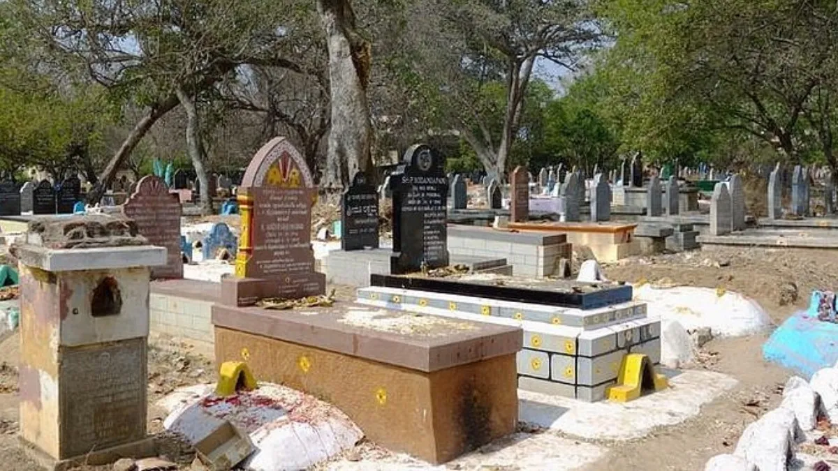 శ్మశానంలో వ్యభిచారం దందా.. వాట్ అన్ ఐడియా మేడం !