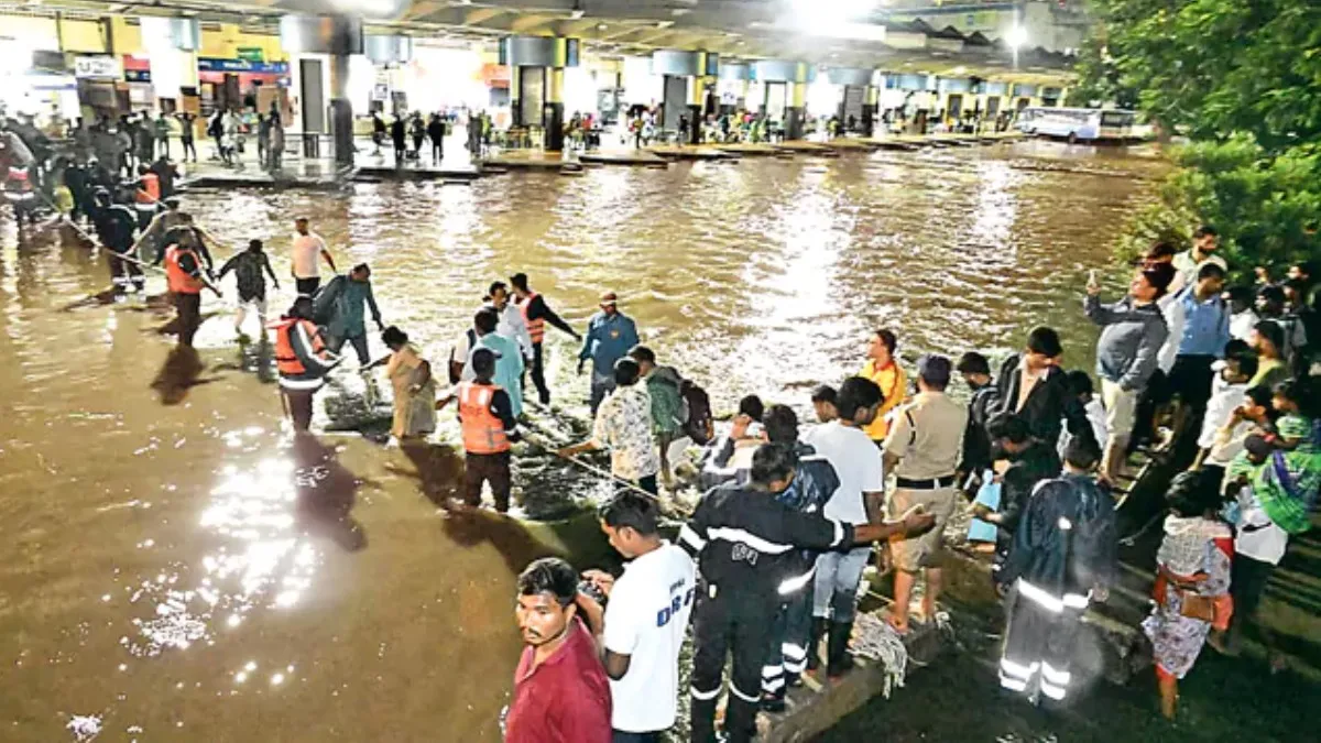 మూసీ ఉగ్రరూపం.. నీటమునిగిన MGBS, సీఎం కీలక ఆదేశాలు !!