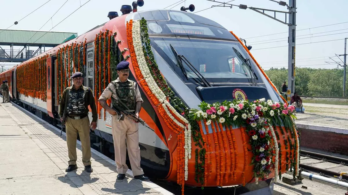 తెలుగు రాష్ట్రాలకు రెండు వందేభారత్ రైళ్లు ఖరారు - రూట్, షెడ్యూల్ ఫిక్స్...!!